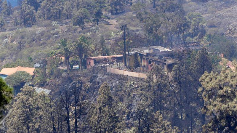 El incendio que desde el viernes afecta a la isla canaria se encuentra en fase de consolidación del perímetro, que abarca unas 1.200 hectáreas, tras una noche dura con condiciones meteorológicas adversas. Las brigadas se enfrentan este domingo a horas críticas para evitar que se reactiven los puntos calientes.