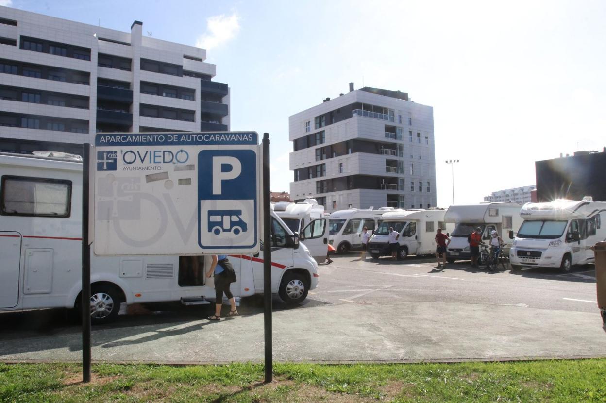El aparcamiento de autocaravanas de La Corredoria, a rebosar de turistas llegados de todas las partes de España. 