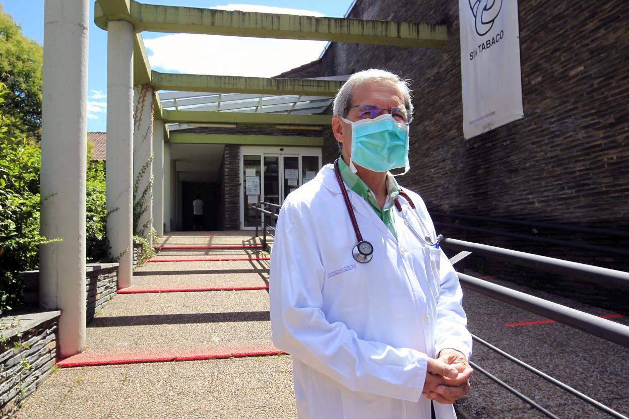 El doctor Tranche, en el centro de salud de El Cristo (Oviedo), donde pasa consulta. 