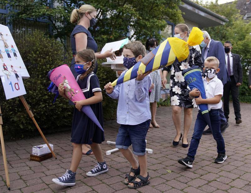 Los centros educativos ya han abierto sus puertas en distintas partes del mundo. Las distancias de seguridad y la utilización de mascarillas se han convertido en algo imprescindible para los estudiantes. Países como Alemania, Estados Unidos, Holanda o Yemen pueden servir de referencia a lo que nos encontraremos durante las próximas semanas en España.