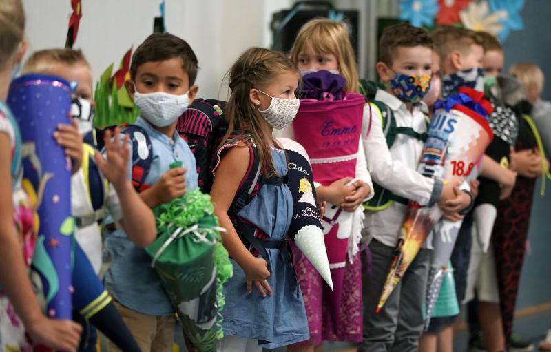 Los centros educativos ya han abierto sus puertas en distintas partes del mundo. Las distancias de seguridad y la utilización de mascarillas se han convertido en algo imprescindible para los estudiantes. Países como Alemania, Estados Unidos, Holanda o Yemen pueden servir de referencia a lo que nos encontraremos durante las próximas semanas en España.