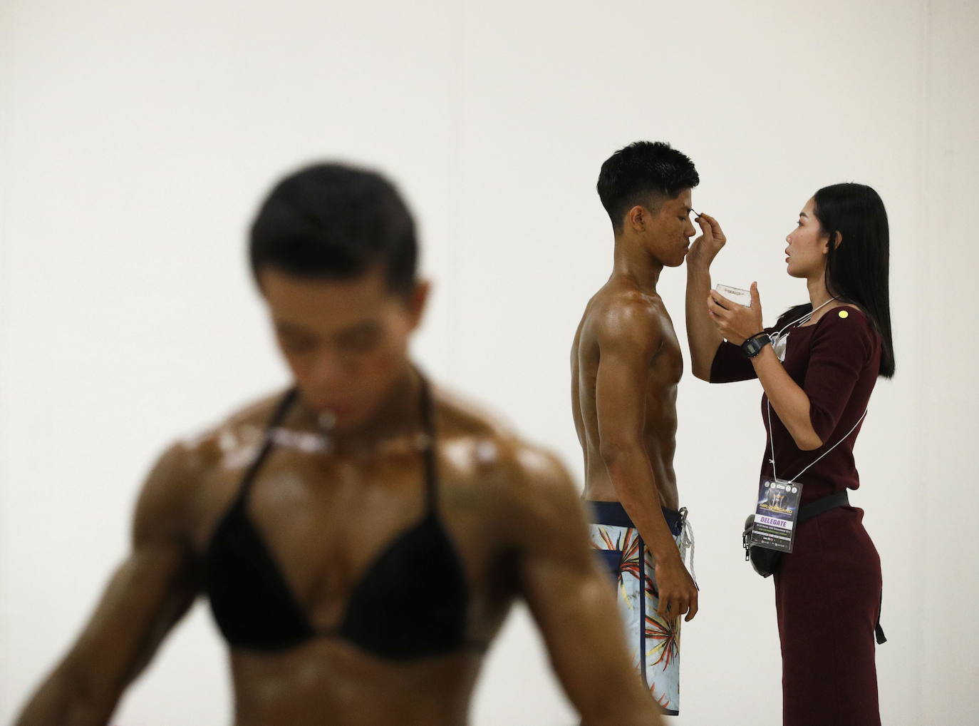 Protegidos con pantallas de plástico, decenas de concursantes compiten en el certamen de culturismo 'Mr. Tailandia' en Bangkok