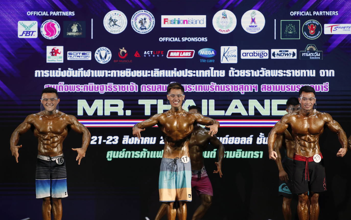 Protegidos con pantallas de plástico, decenas de concursantes compiten en el certamen de culturismo 'Mr. Tailandia' en Bangkok