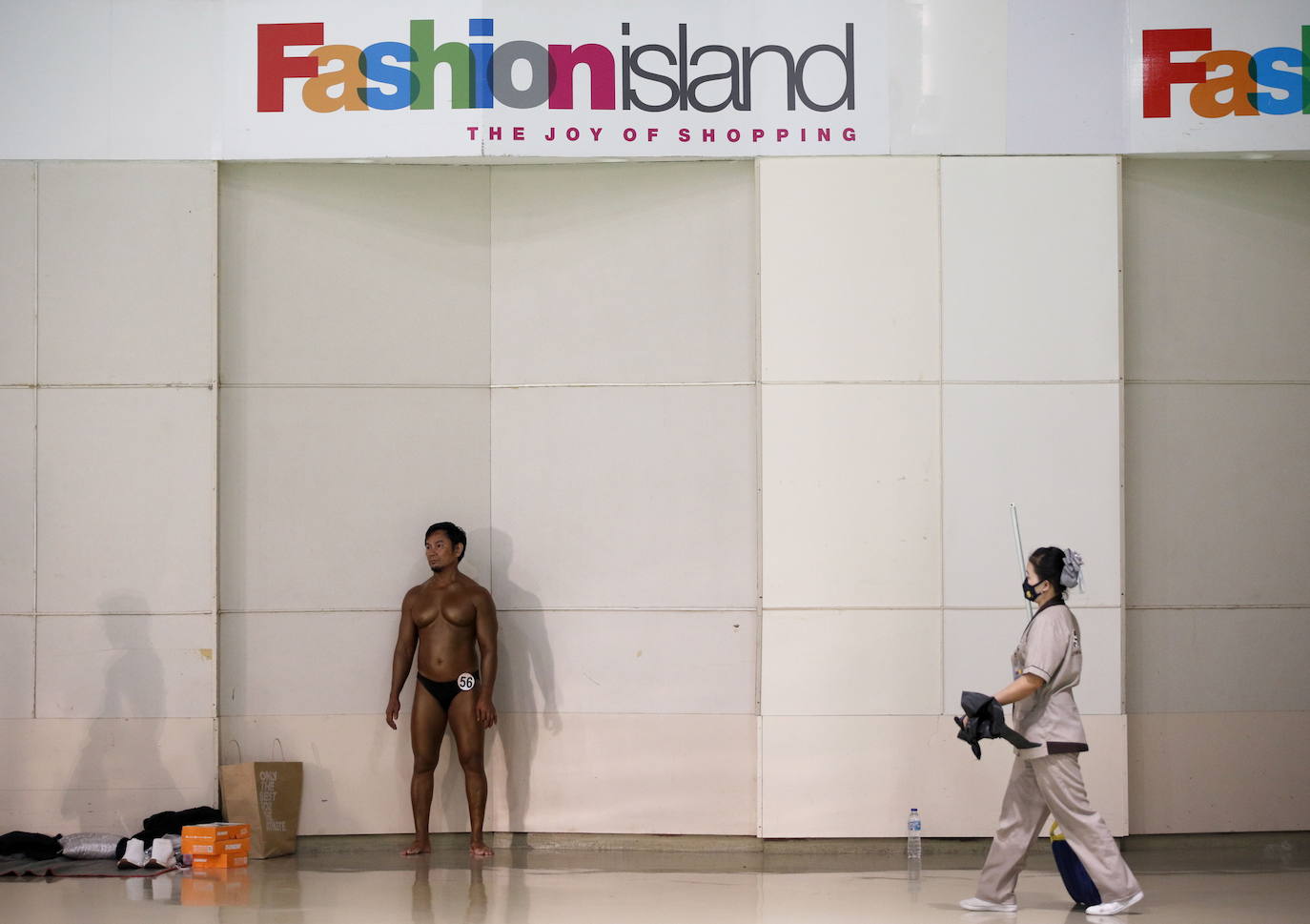 Protegidos con pantallas de plástico, decenas de concursantes compiten en el certamen de culturismo 'Mr. Tailandia' en Bangkok