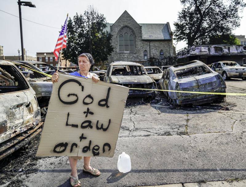 Un nuevo incidente racista ha encendido las calles de Wisconsin. Los incidentes comenzaron después de que se publicase un vídeo en el que se ve a un policía de Kenosha disparando siete veces por la espalda a Jacob Blake, un ciudadano negro el pasado 23 de agosto. 