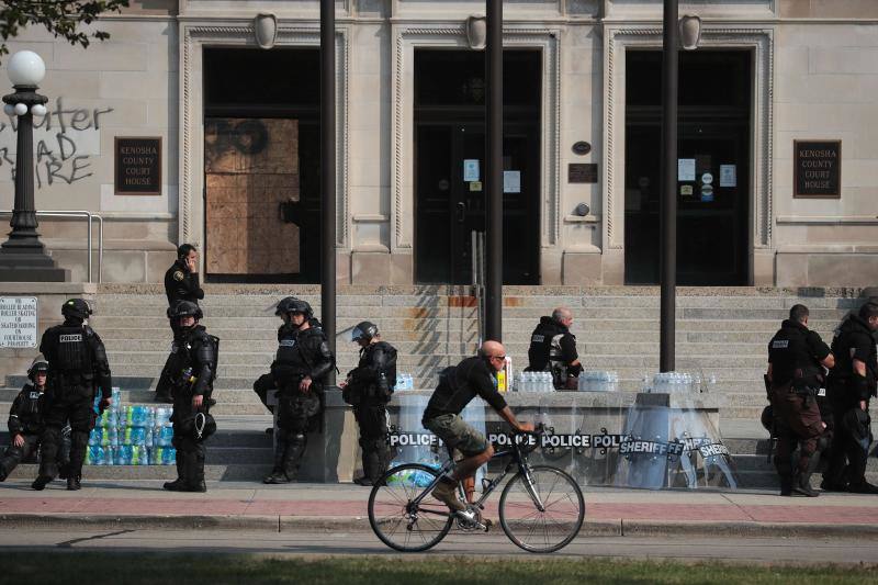 Un nuevo incidente racista ha encendido las calles de Wisconsin. Los incidentes comenzaron después de que se publicase un vídeo en el que se ve a un policía de Kenosha disparando siete veces por la espalda a Jacob Blake, un ciudadano negro el pasado 23 de agosto. 