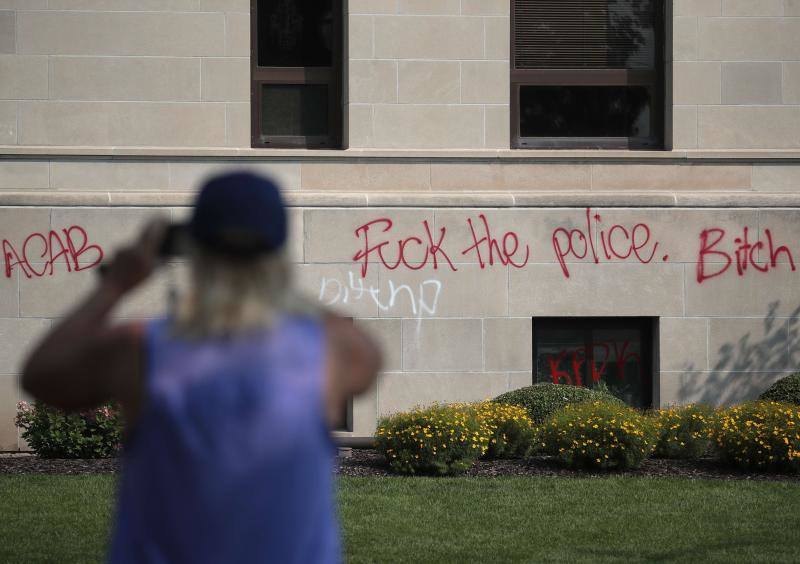 Un nuevo incidente racista ha encendido las calles de Wisconsin. Los incidentes comenzaron después de que se publicase un vídeo en el que se ve a un policía de Kenosha disparando siete veces por la espalda a Jacob Blake, un ciudadano negro el pasado 23 de agosto. 