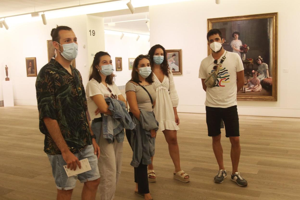 Andreu Landete, Mar Moncho, Alejandra González, Aurora González y Joan Sansaloni en el Museo de Bellas Artes de Asturias, ayer, durante su recorrido. 