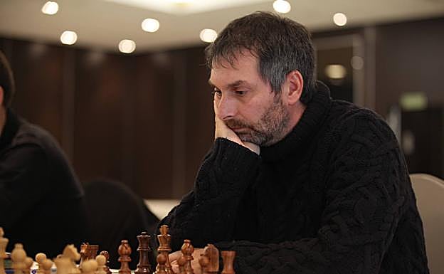 Sergio Arias frente al tablero. 