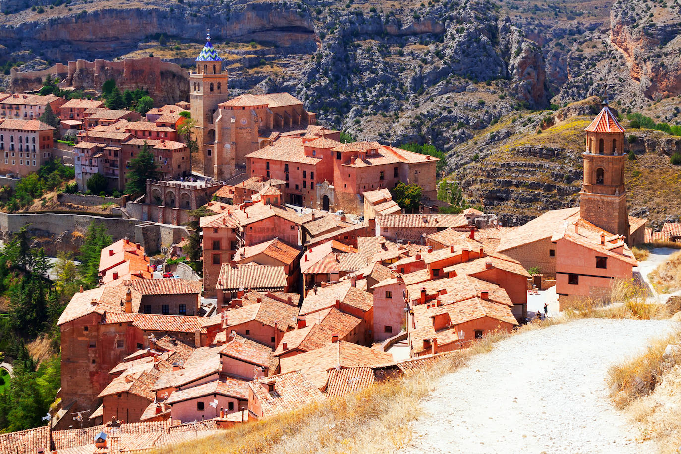 Albarracín (España): Ya en 2018 fue elegido como el pueblo más bello de España en una reñida competición porque hay muchos pueblos hermosos en toda España fuera de los caminos trillados. Antigua capital de un reino de taifas, Albarracín ha conservado todo su sabor islámico y medieval. Su casco antiguo está declarado Bien de Interés Cultural. Lo primero que sorprende al llegar a la villa de Albarracín es su imponente recinto fortificado, cuyo perímetro sobrepasa con creces la superficie del casco urbano.