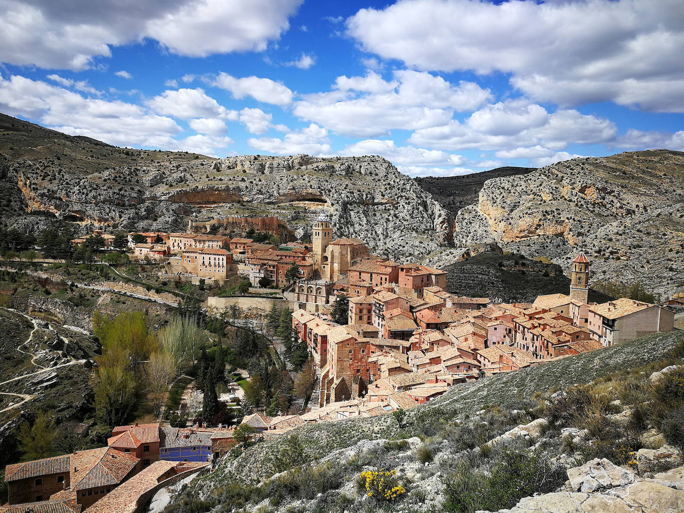 Albarracín (España): Ya en 2018 fue elegido como el pueblo más bello de España en una reñida competición porque hay muchos pueblos hermosos en toda España fuera de los caminos trillados. Antigua capital de un reino de taifas, Albarracín ha conservado todo su sabor islámico y medieval. Su casco antiguo está declarado Bien de Interés Cultural. Lo primero que sorprende al llegar a la villa de Albarracín es su imponente recinto fortificado, cuyo perímetro sobrepasa con creces la superficie del casco urbano.