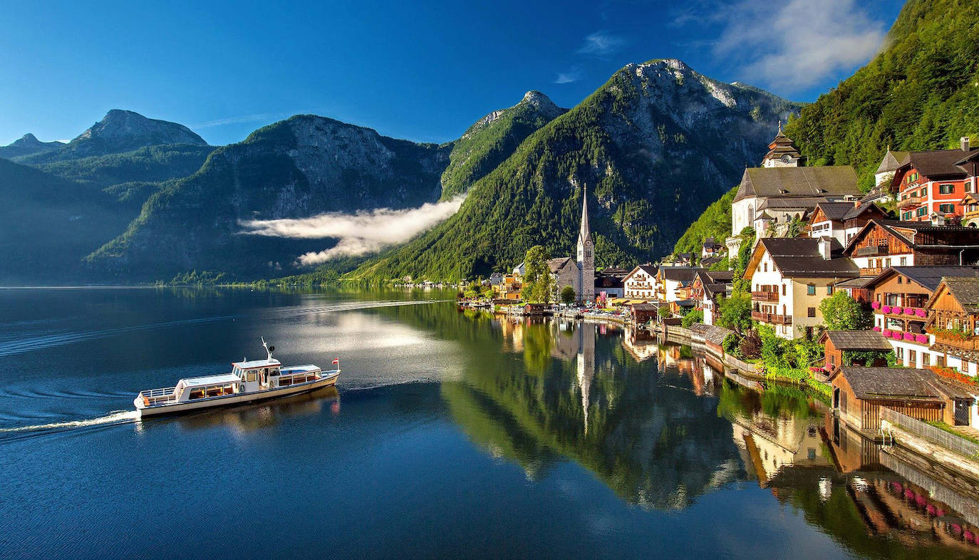 Hallstatt (Austria): A menudo considerado como uno de los lugares más bellos de Europa, Hallstatt es muy pintoresco. Esto se debe principalmente a su ubicación en una estrecha orilla rocosa del oeste del Hallstättersee con las escarpadas montañas detrás. Famoso por su producción de sal, este pequeño pueblo fue una vez un asentamiento que se remonta a tiempos prehistóricos.