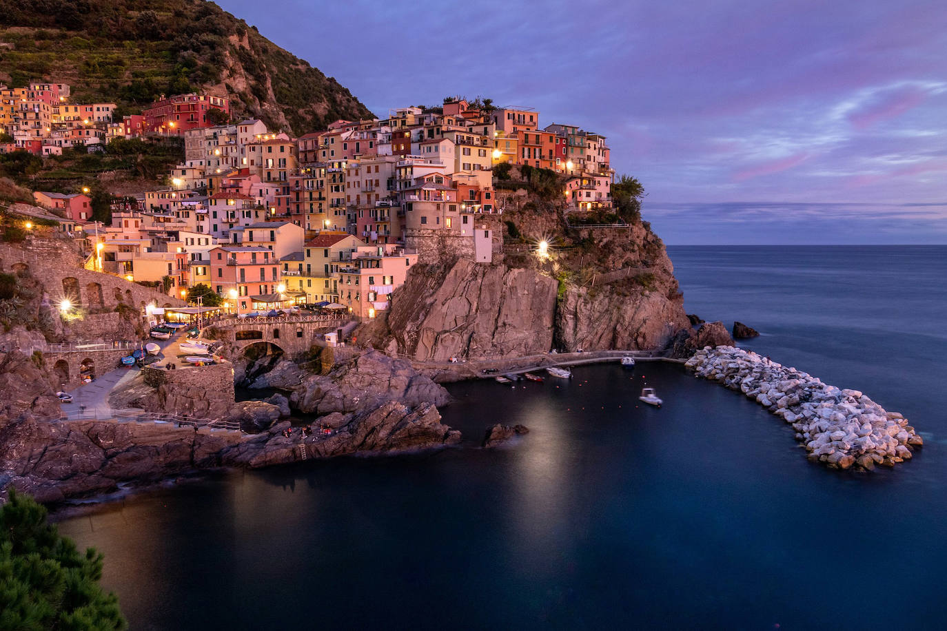 Manarola (Italia): Es uno de los pueblos peatonales más famosas de la región de Cinque Terre, llena de una variedad de vibrantes casas de todos los colores del arco iris talladas en un impenetrable muro de piedra a lo largo de la costa mediterránea. Este encantador pueblo de pescadores es famoso por su fabuloso vino, particularmente Sciacchetra, y las pinturas de Antonio Discovolors, un artista que se enamoró de Manarola y dedicó gran parte de sus obras posteriores a la región.