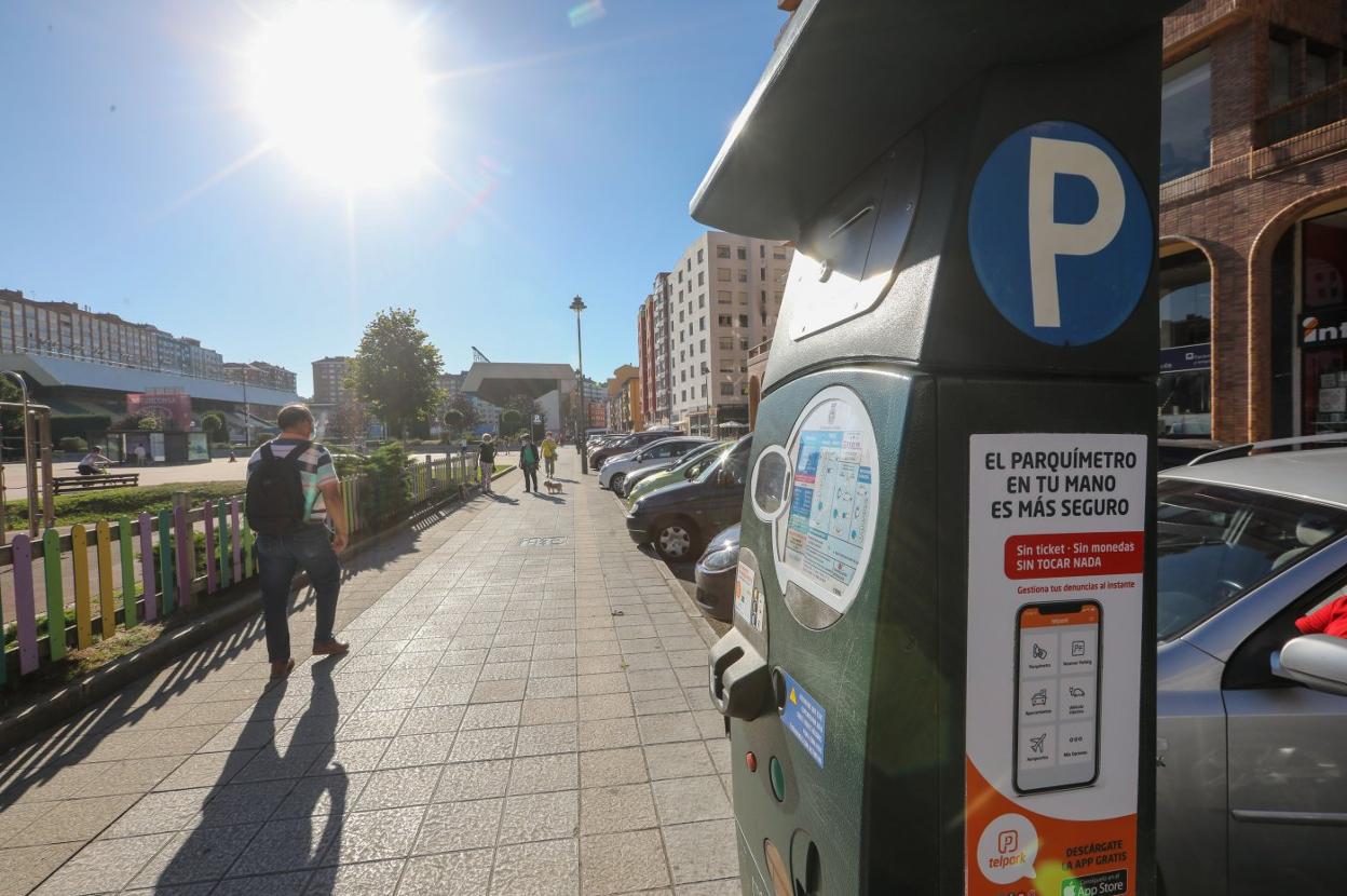 Uno de los 125 parquímetros instalados por la empresa Dornier por todo el centro de la ciudad. En la imagen, en la calle de José Cueto. 