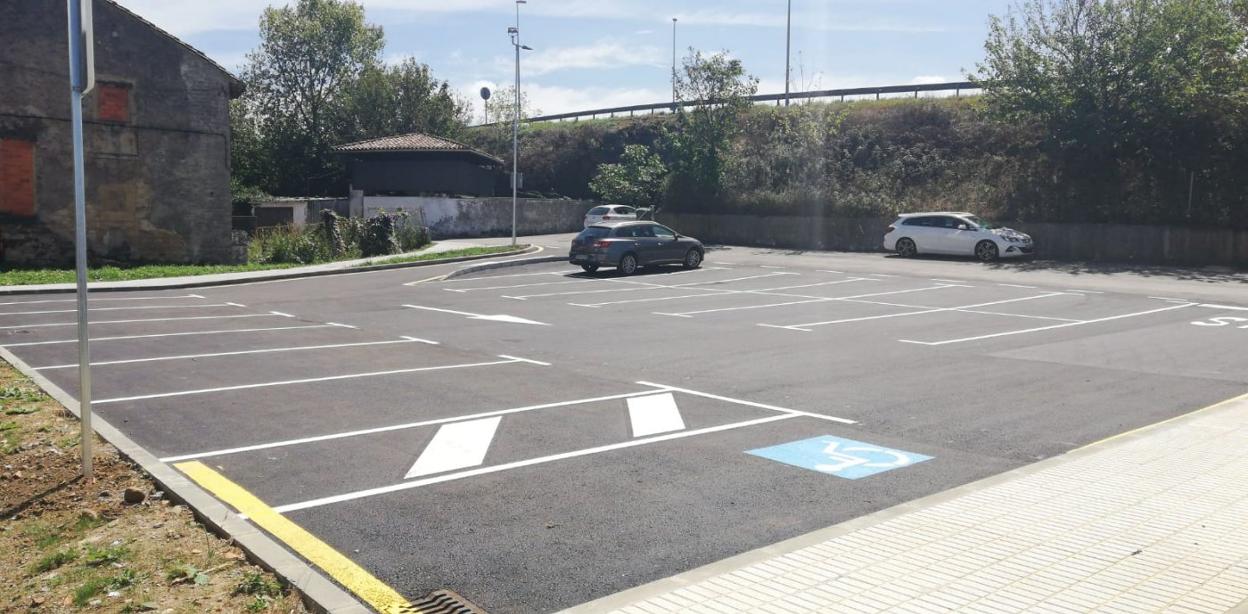 El nuevo aparcamiento de El Pedrero abrió al público ayer por la tarde. 