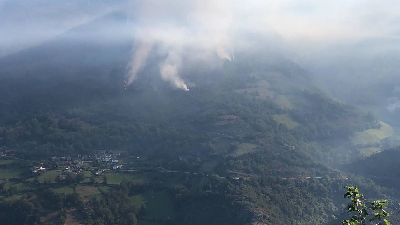 Un incendio declarado este martes entre las localidades de Villardecendias y Villarmeirín, en Ibias, amenaza la Reserva Integral de Muniellos. Dada la ubicación y la previsión meteorológica, el Principado ha activado la fase de emergencia del INFOPA en situación 0.