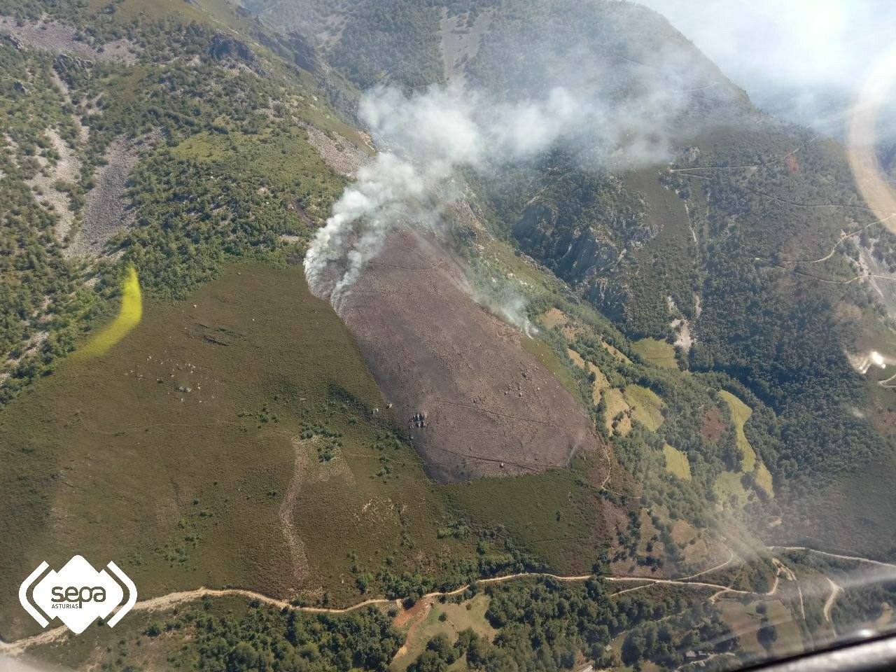 Un incendio declarado este martes entre las localidades de Villardecendias y Villarmeirín, en Ibias, amenaza la Reserva Integral de Muniellos. Dada la ubicación y la previsión meteorológica, el Principado ha activado la fase de emergencia del INFOPA en situación 0.