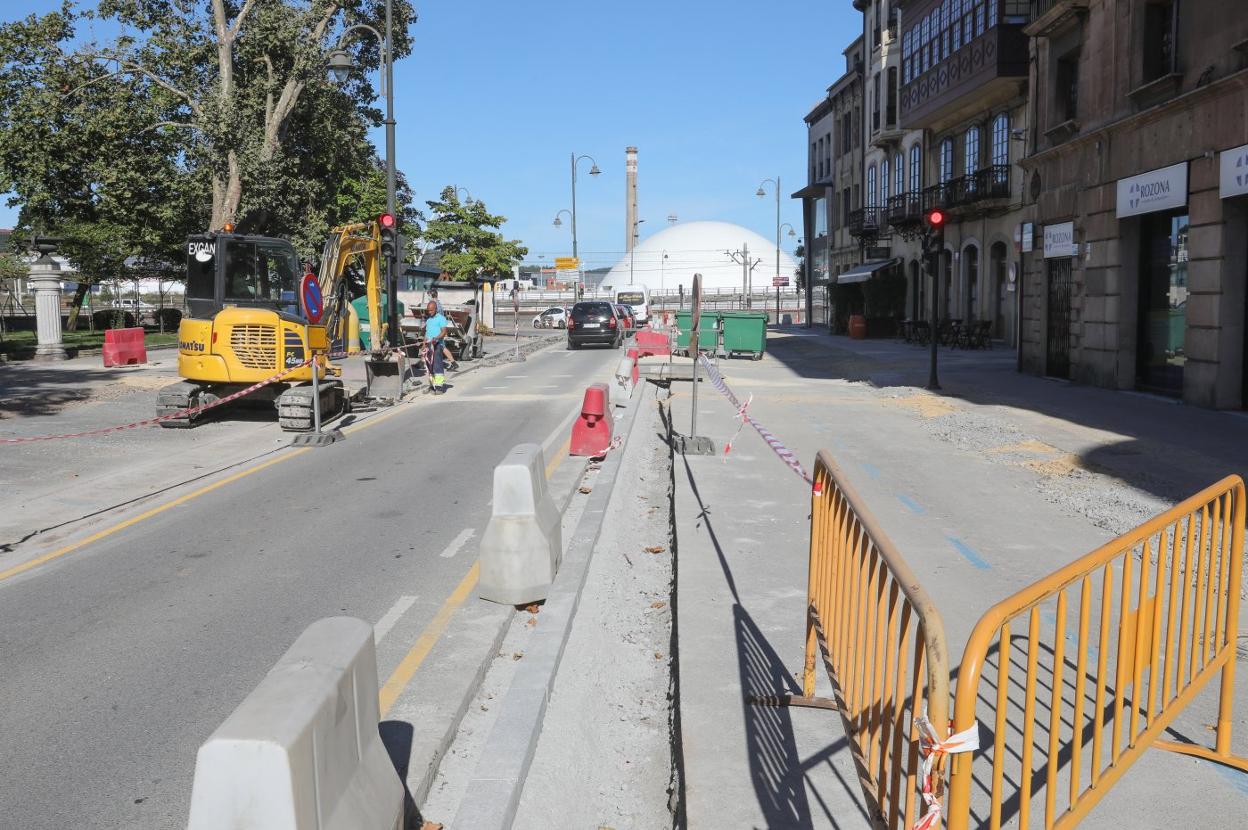 La acera de la calle de La Muralla junto a Camposagrado y el cruce de La Ferrería será más amplia para su uso peatonal. 