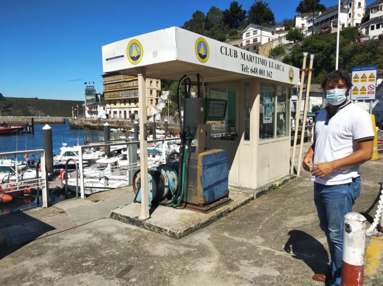 El regidor de Valdés, Óscar Pérez, en el puerto, junto a la gasolinera abandonada hace más de un lustro. 