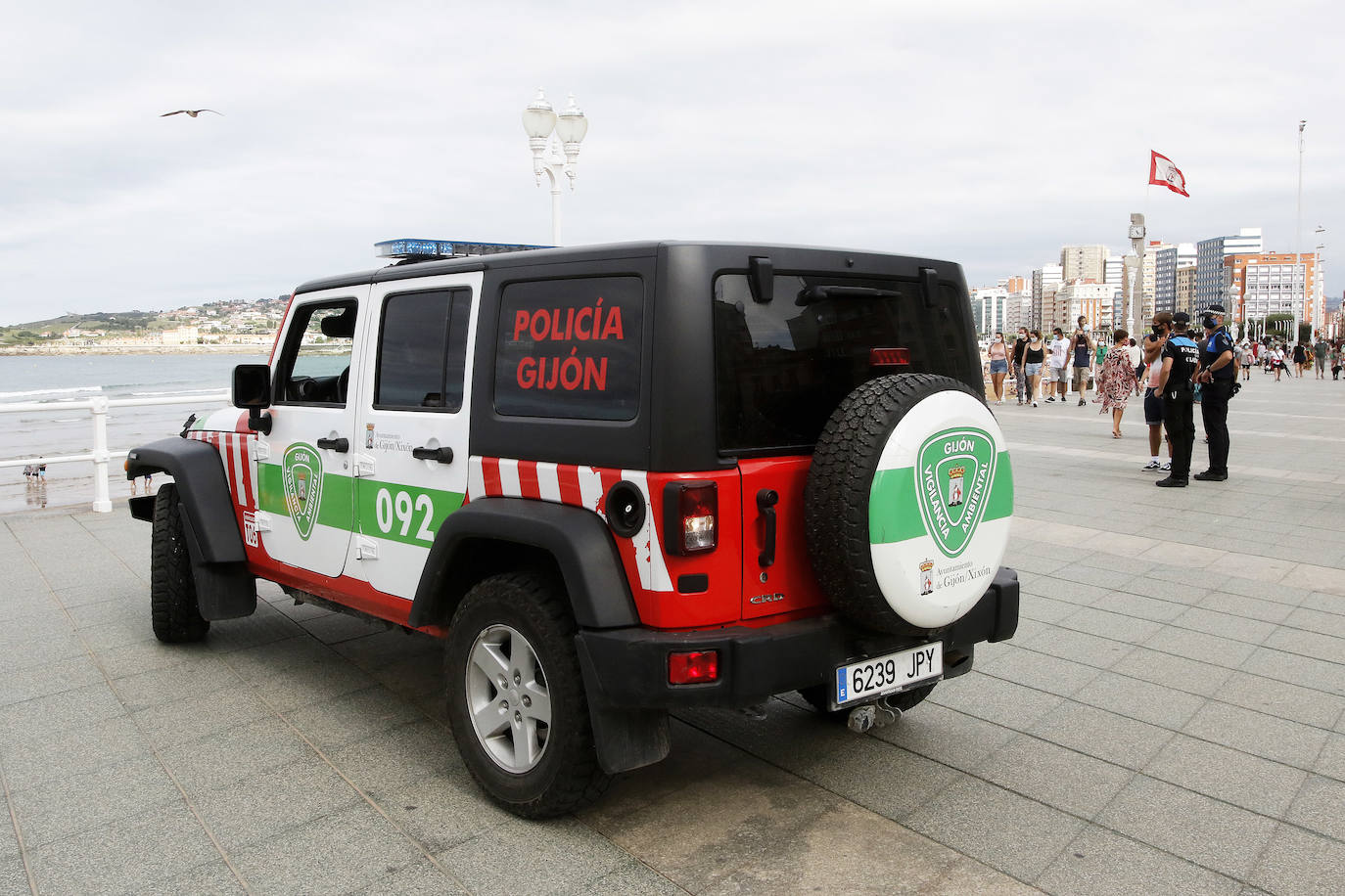 A primera hora de la tarde de este jueves, el desplazamiento hacia la playa de una mancha de gasoil avistada esta mañana en alta mar y localizada por el servicio de Salvamento Marítimo obligó a activar el Protocolo de Aguas de Baño y prohibir el mismo entre las escaleras 0 y 9 en San Lorenzo.