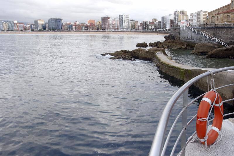 A primera hora de la tarde de este jueves, el desplazamiento hacia la playa de una mancha de gasoil avistada esta mañana en alta mar y localizada por el servicio de Salvamento Marítimo obligó a activar el Protocolo de Aguas de Baño y prohibir el mismo entre las escaleras 0 y 9 en San Lorenzo.