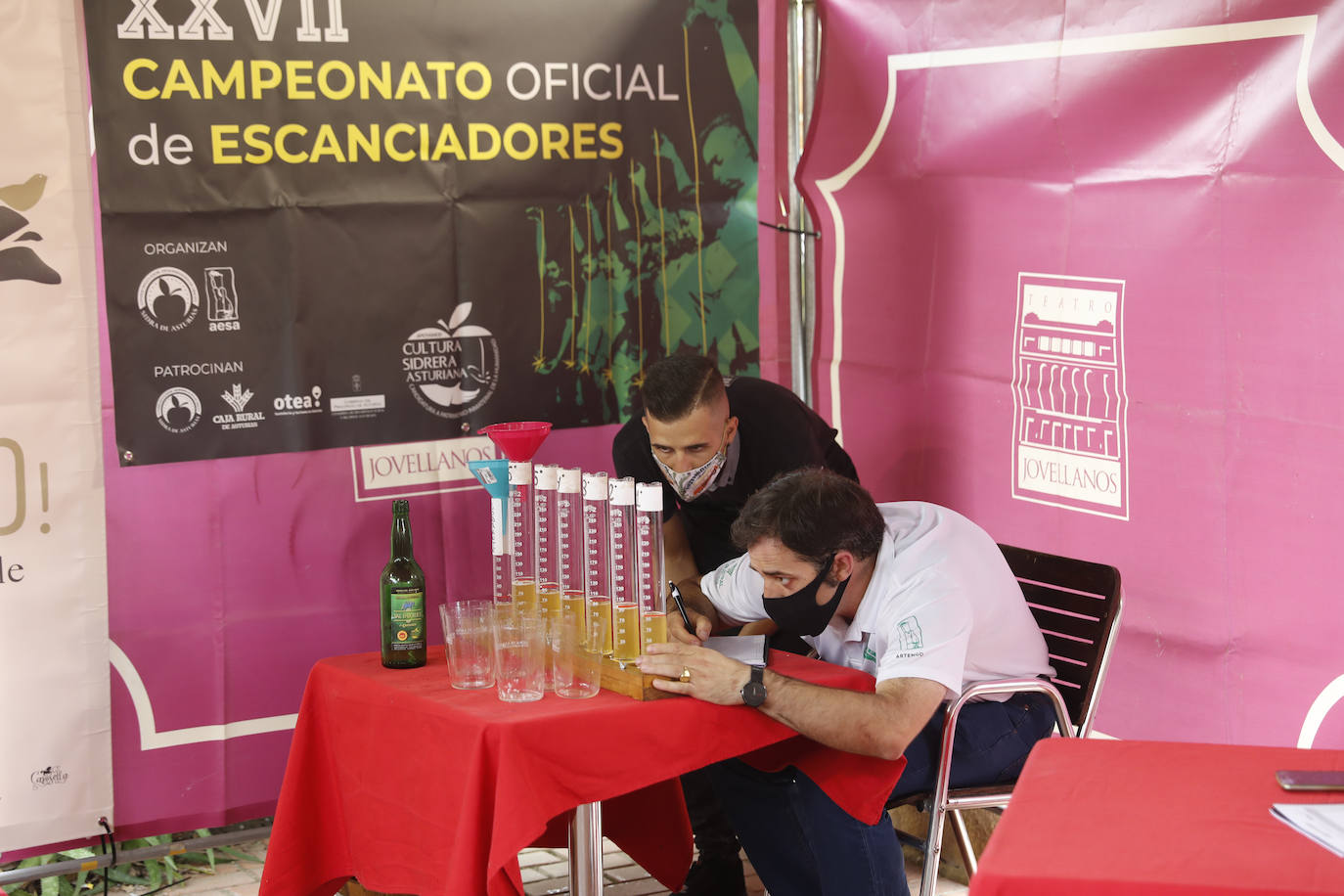 El Jardín Botánico Atlántico acogió este jueves el XXVII Campeonato Oficlal de Escanciadores, encuadrado dentro de la Fiesta de la Sidra Natural de Gijón. El certamen resultó atípico ante las restricciones impuestas y la falta de público. 