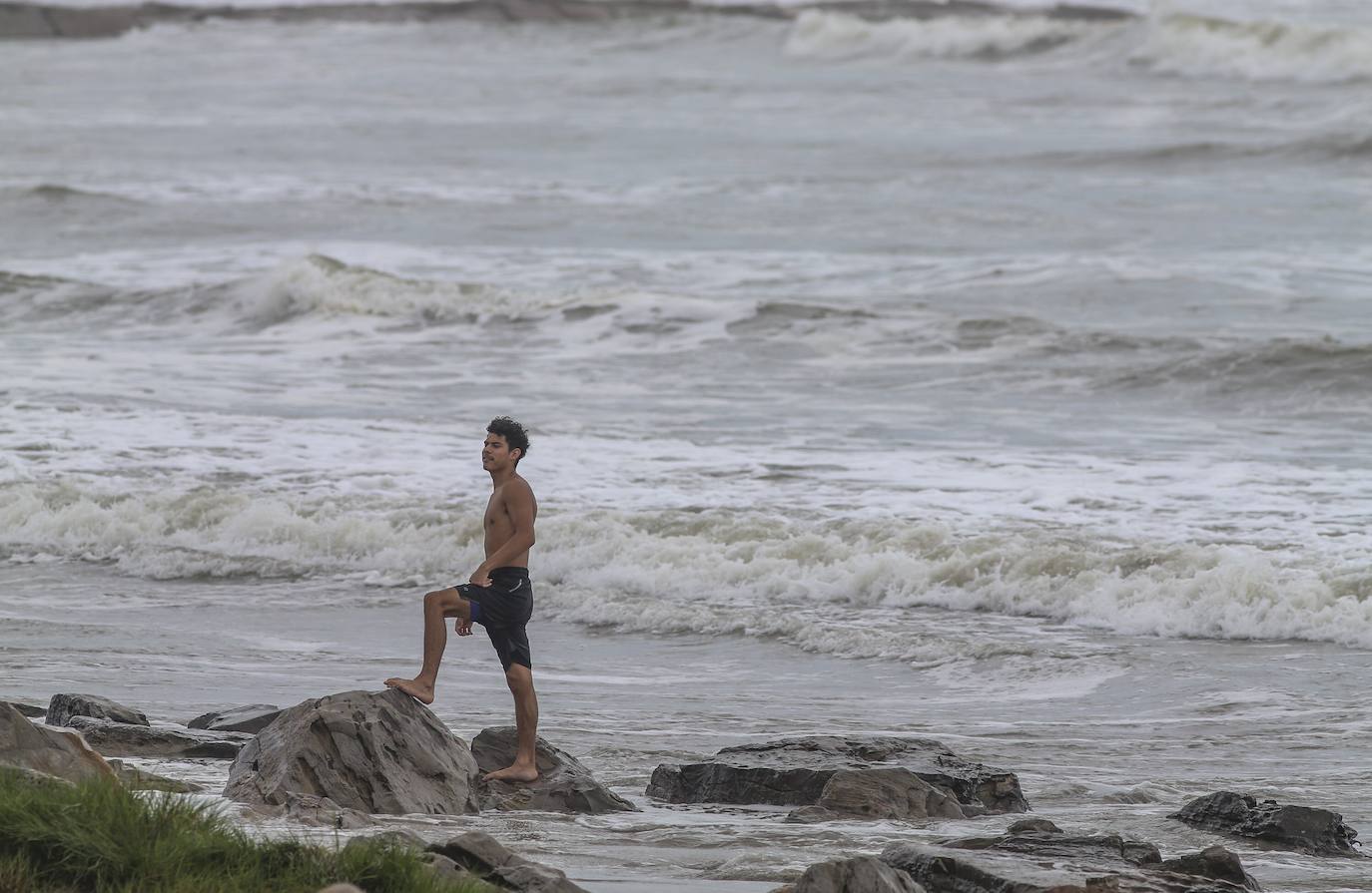 Laura es ahora un huracán de categoría 3. Se espera que la tormenta se debilite aún más a medida que avanza rápidamente tierra adentro sobre Luisiana, con vientos con fuerza de huracán que se extienden a 60 millas (95 kilómetros) del centro