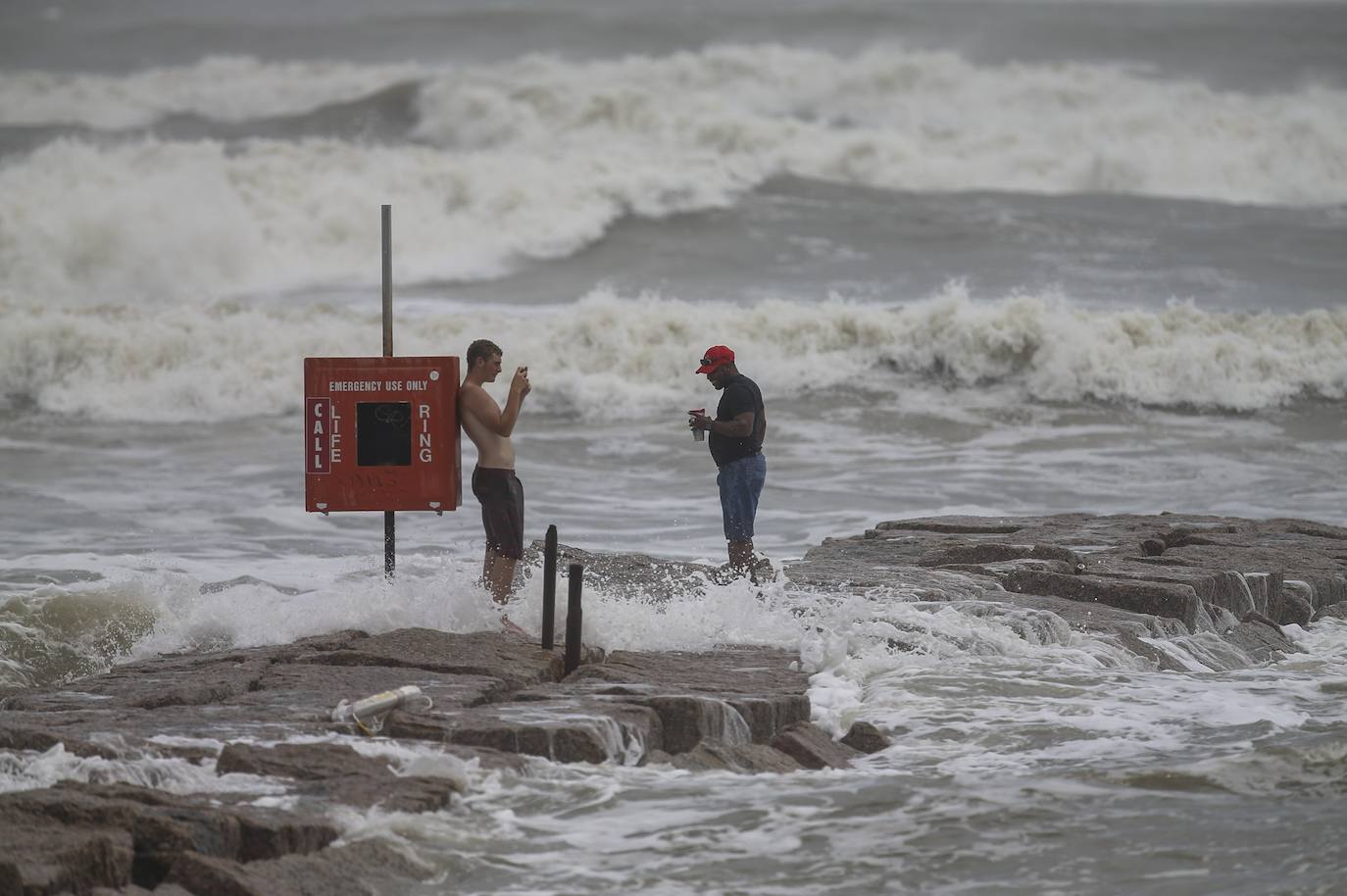 Laura es ahora un huracán de categoría 3. Se espera que la tormenta se debilite aún más a medida que avanza rápidamente tierra adentro sobre Luisiana, con vientos con fuerza de huracán que se extienden a 60 millas (95 kilómetros) del centro