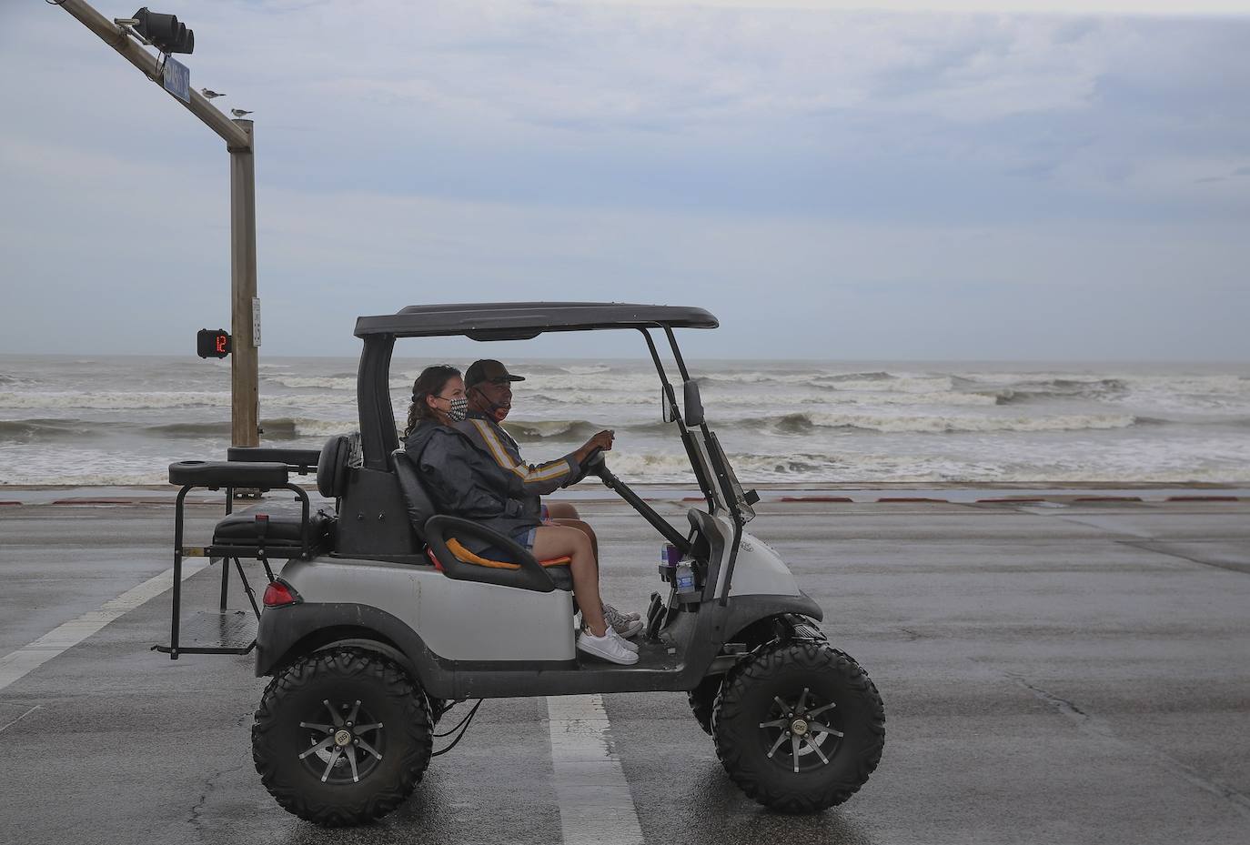 Laura es ahora un huracán de categoría 3. Se espera que la tormenta se debilite aún más a medida que avanza rápidamente tierra adentro sobre Luisiana, con vientos con fuerza de huracán que se extienden a 60 millas (95 kilómetros) del centro