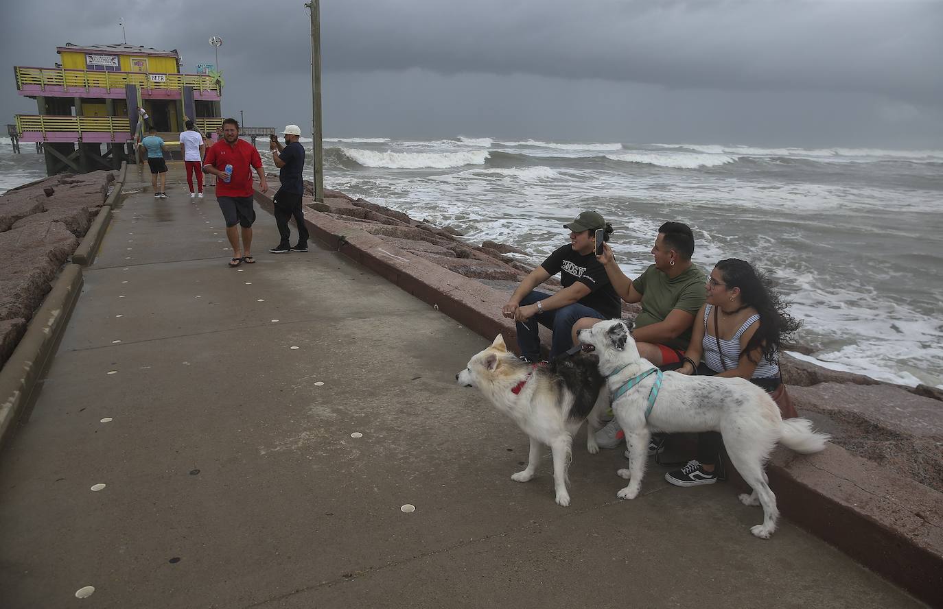 Laura es ahora un huracán de categoría 3. Se espera que la tormenta se debilite aún más a medida que avanza rápidamente tierra adentro sobre Luisiana, con vientos con fuerza de huracán que se extienden a 60 millas (95 kilómetros) del centro