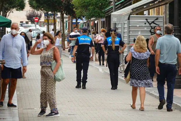 Policías vigilan en Ribadesella el cumplimiento de las normas. 