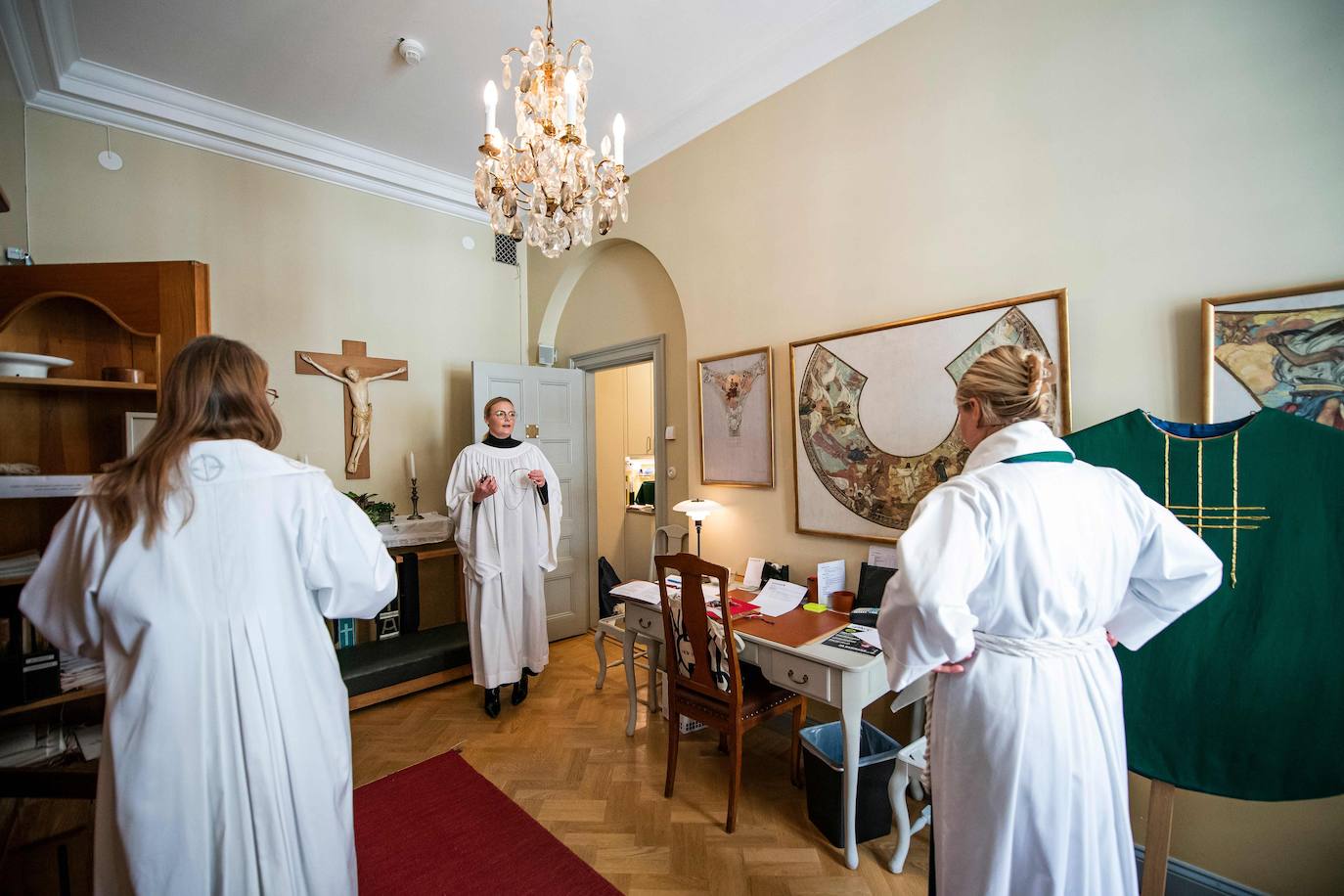 En el país nórdico, a menudo presentado como mensajero de la paridad y donde los ministros del culto de la Iglesia de Suecia tienen el título de sacerdote, las estadísticas son claras: desde julio, el 50,1% de los sacerdotes son mujeres, frente a un 49,9% de hombres