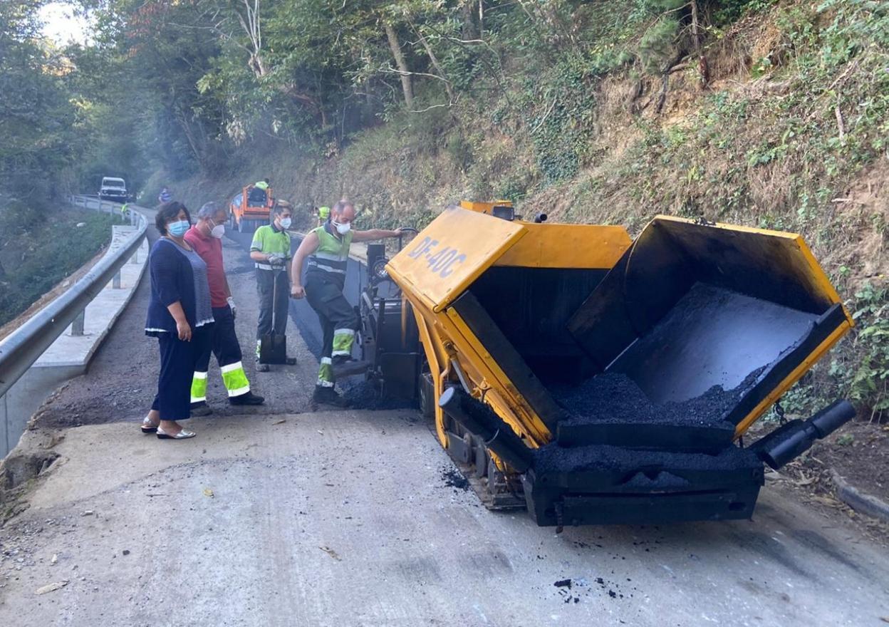 Laura Álvarez, edil de Obras, supervisa el asfaltado de la vía. 