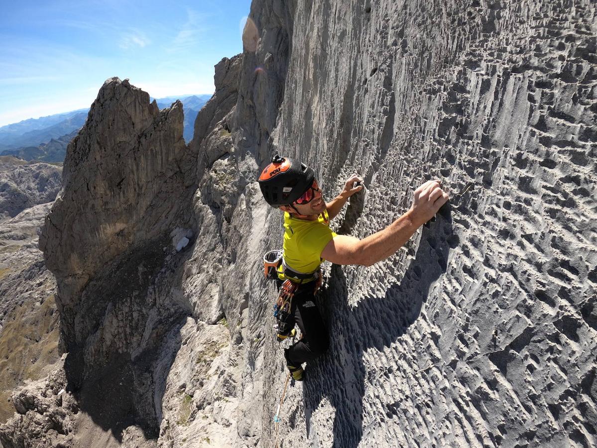 Eneko Pou escalando el largo diez de Peña Castilla.