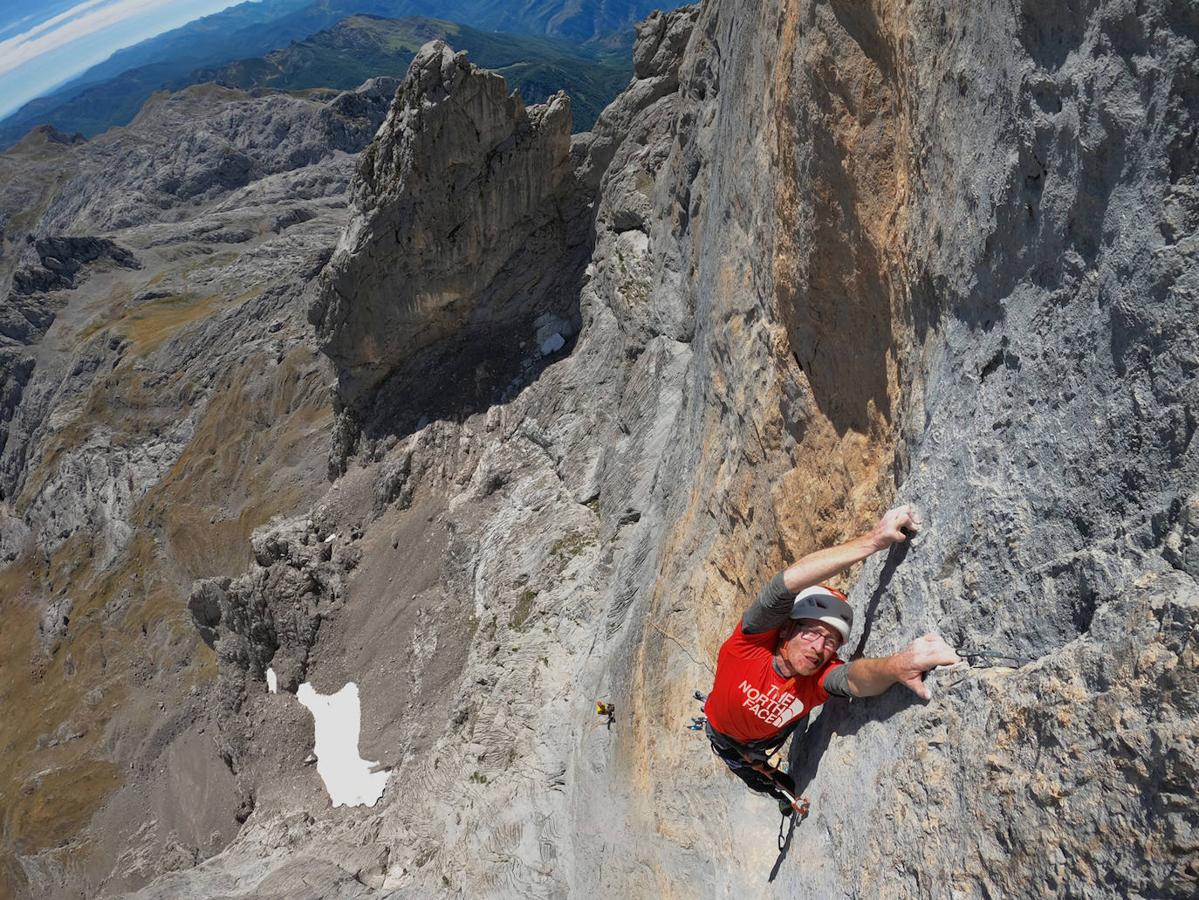 Iker Pou enfrentándose al tramo más duro de la ruta con una dificultad de 8c.