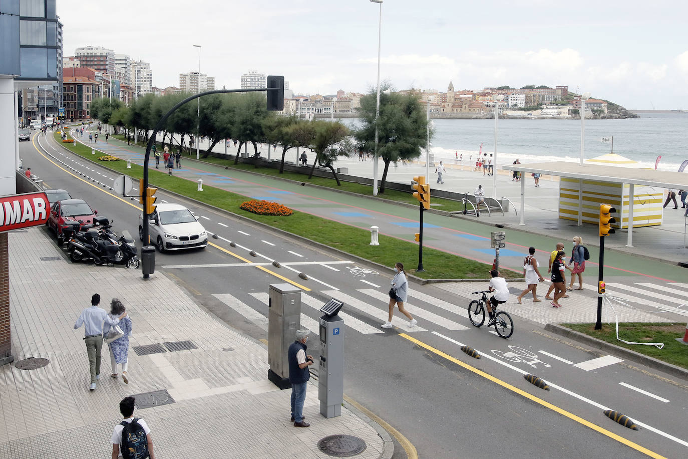 Cuadros verdes y azules, líneas rojas y una franja a pie de paseo entera pintada también de verde y antideslizante. Esta es la nueva decoración que el Ayuntamiento de Gijón vio conveniente para darle un toque de color al Muro.