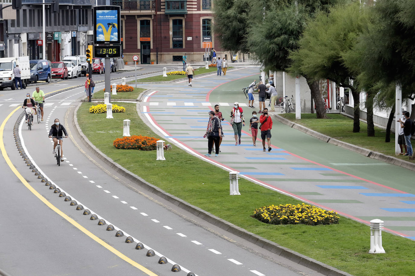 Cuadros verdes y azules, líneas rojas y una franja a pie de paseo entera pintada también de verde y antideslizante. Esta es la nueva decoración que el Ayuntamiento de Gijón vio conveniente para darle un toque de color al Muro.