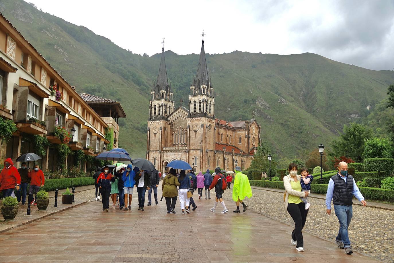 Después de unas jornadas de estabilidad los asturianos se vieron sorprendidos este sábado por la lluvia y la caída de las temperaturas. Pese al mal tiempo, que continuará durante los próximos días en la región, los turistas no dudaron en visitar lugares tan emblemáticos como Covadonga o dar un paseo por el Muro.
