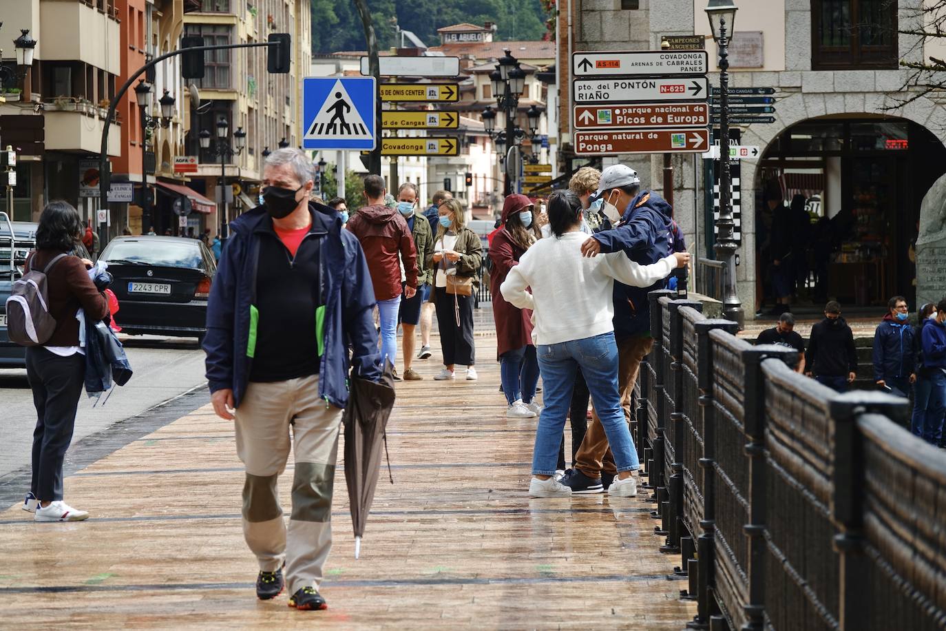 Después de unas jornadas de estabilidad los asturianos se vieron sorprendidos este sábado por la lluvia y la caída de las temperaturas. Pese al mal tiempo, que continuará durante los próximos días en la región, los turistas no dudaron en visitar lugares tan emblemáticos como Covadonga o dar un paseo por el Muro.