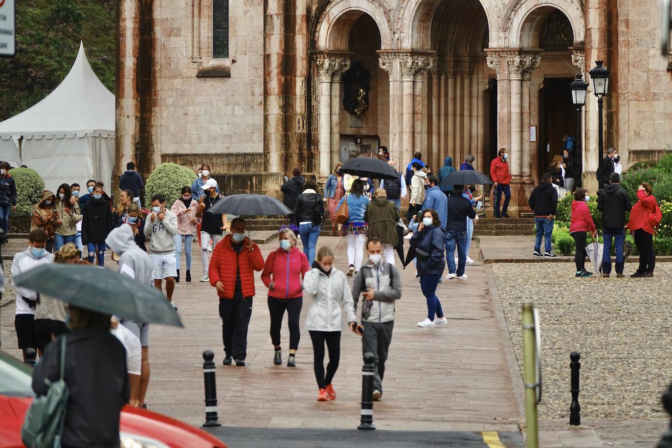 Después de unas jornadas de estabilidad los asturianos se vieron sorprendidos este sábado por la lluvia y la caída de las temperaturas. Pese al mal tiempo, que continuará durante los próximos días en la región, los turistas no dudaron en visitar lugares tan emblemáticos como Covadonga o dar un paseo por el Muro.