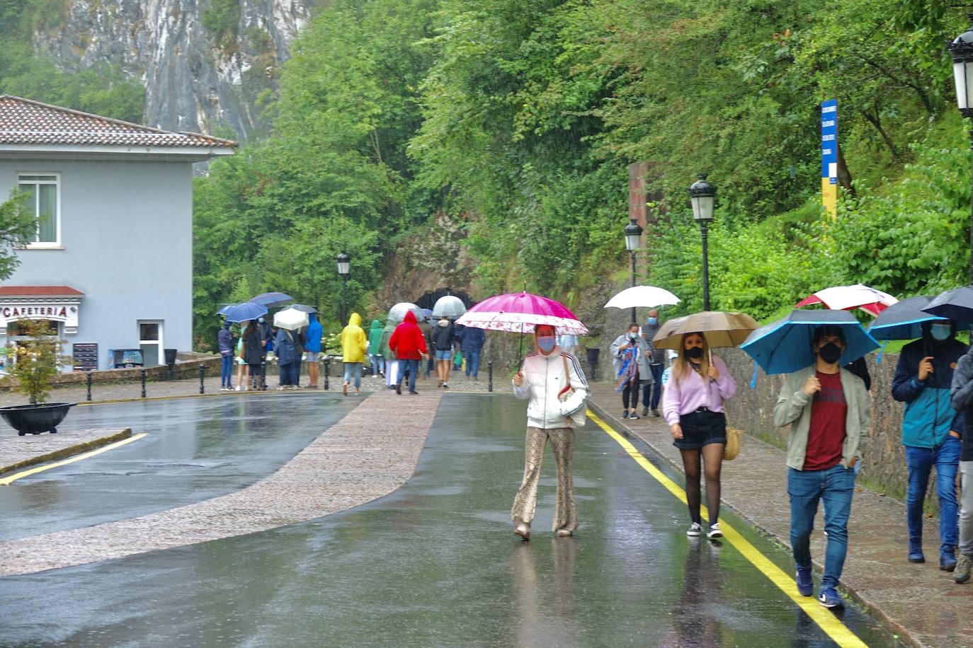 Después de unas jornadas de estabilidad los asturianos se vieron sorprendidos este sábado por la lluvia y la caída de las temperaturas. Pese al mal tiempo, que continuará durante los próximos días en la región, los turistas no dudaron en visitar lugares tan emblemáticos como Covadonga o dar un paseo por el Muro.