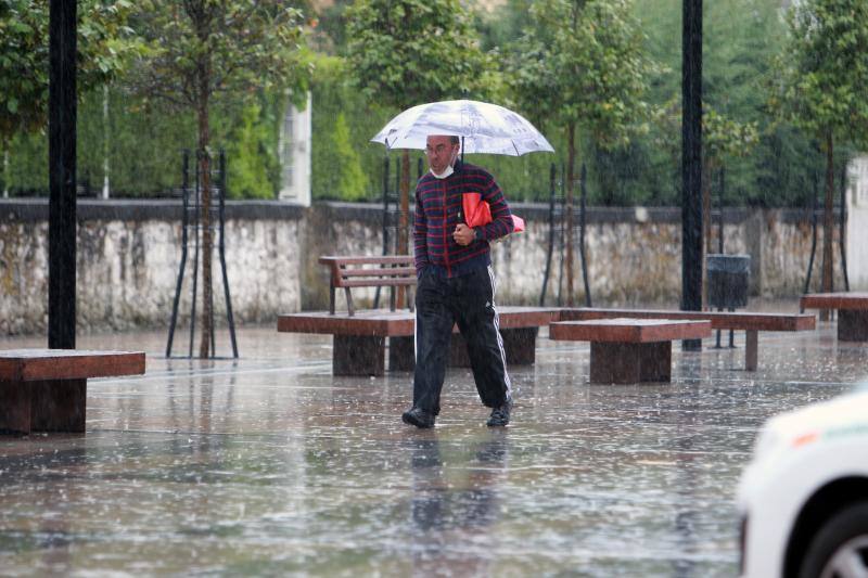 Después de unas jornadas de estabilidad los asturianos se vieron sorprendidos este sábado por la lluvia y la caída de las temperaturas. Pese al mal tiempo, que continuará durante los próximos días en la región, los turistas no dudaron en visitar lugares tan emblemáticos como Covadonga o dar un paseo por el Muro.