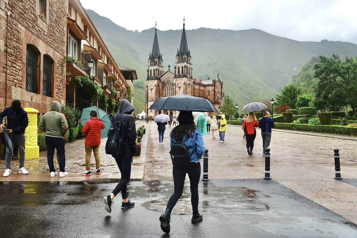 Después de unas jornadas de estabilidad los asturianos se vieron sorprendidos este sábado por la lluvia y la caída de las temperaturas. Pese al mal tiempo, que continuará durante los próximos días en la región, los turistas no dudaron en visitar lugares tan emblemáticos como Covadonga o dar un paseo por el Muro.
