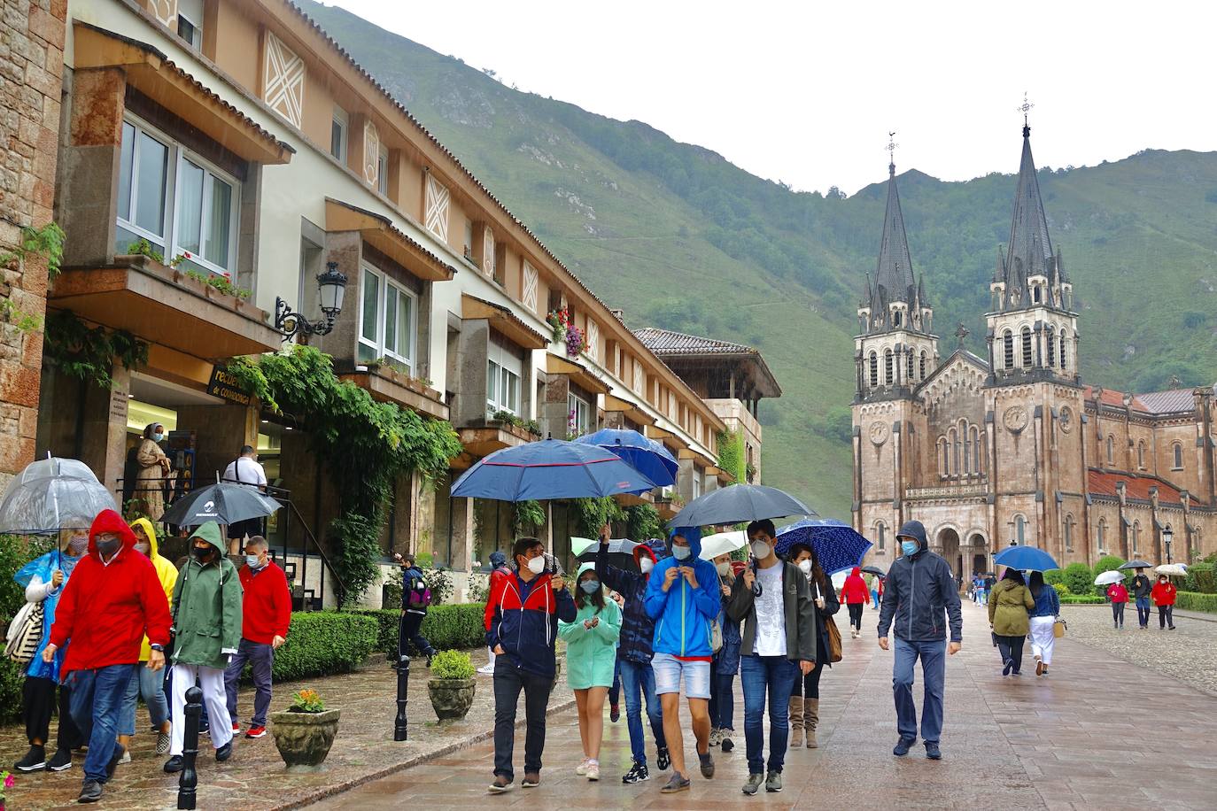 Después de unas jornadas de estabilidad los asturianos se vieron sorprendidos este sábado por la lluvia y la caída de las temperaturas. Pese al mal tiempo, que continuará durante los próximos días en la región, los turistas no dudaron en visitar lugares tan emblemáticos como Covadonga o dar un paseo por el Muro.