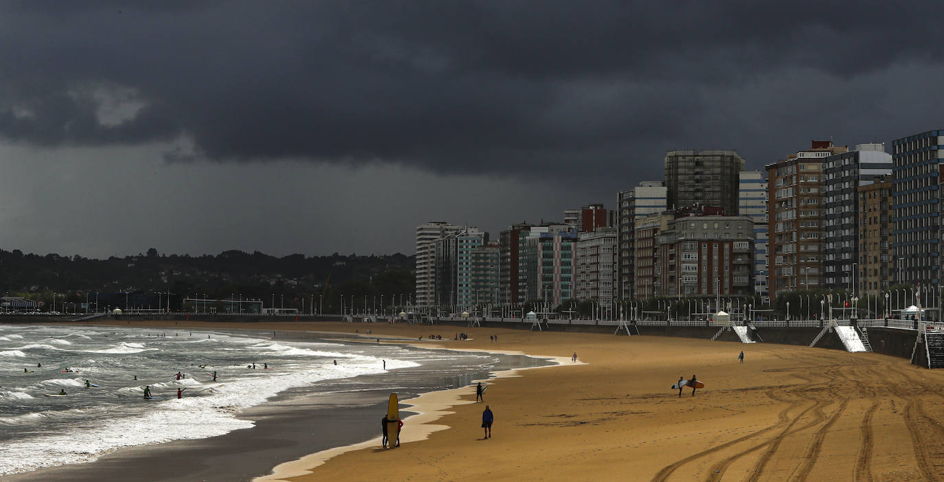 Después de unas jornadas de estabilidad los asturianos se vieron sorprendidos este sábado por la lluvia y la caída de las temperaturas. El mal tiempo continuará durante los próximos días en la región. 