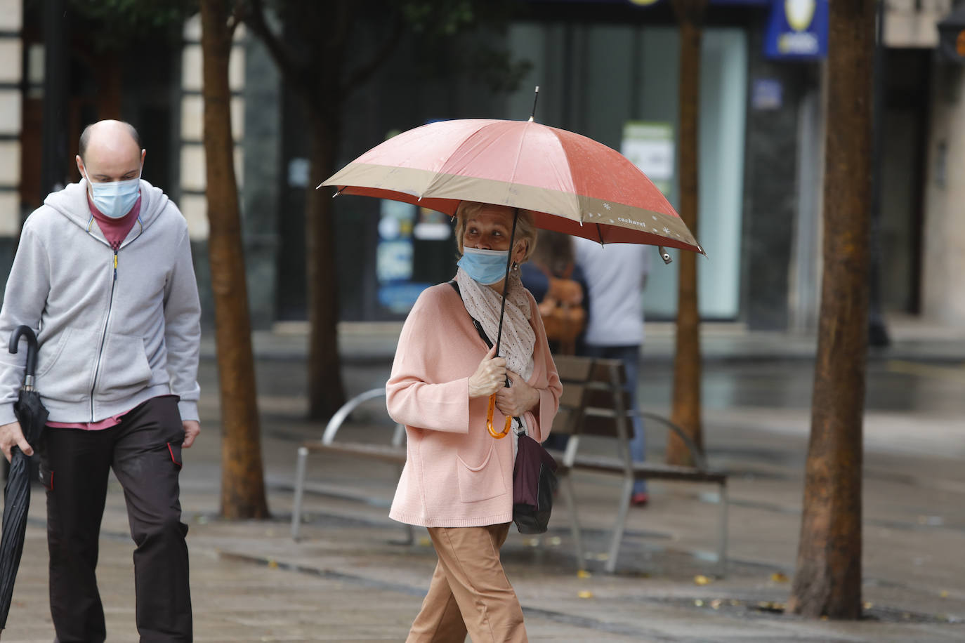 Después de unas jornadas de estabilidad los asturianos se vieron sorprendidos este sábado por la lluvia y la caída de las temperaturas. El mal tiempo continuará durante los próximos días en la región. 