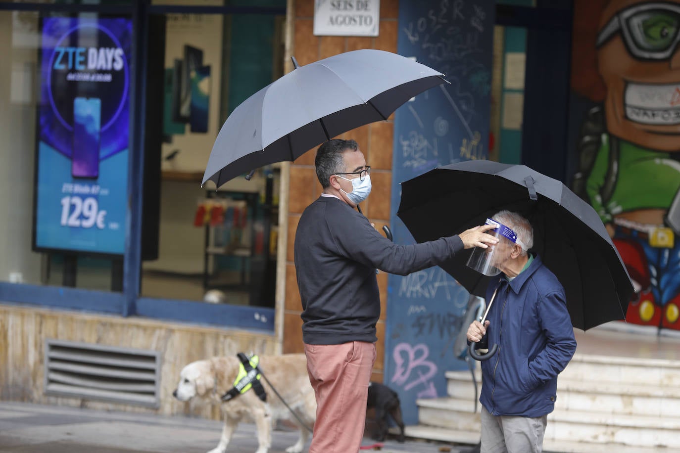 Después de unas jornadas de estabilidad los asturianos se vieron sorprendidos este sábado por la lluvia y la caída de las temperaturas. El mal tiempo continuará durante los próximos días en la región. 