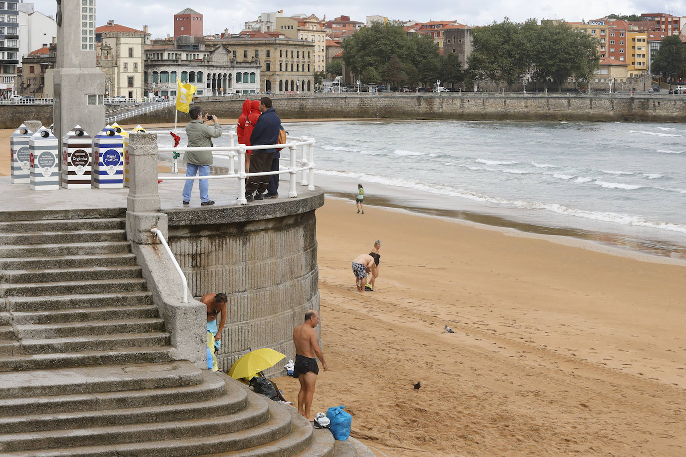 Después de unas jornadas de estabilidad los asturianos se vieron sorprendidos este sábado por la lluvia y la caída de las temperaturas. El mal tiempo continuará durante los próximos días en la región. 