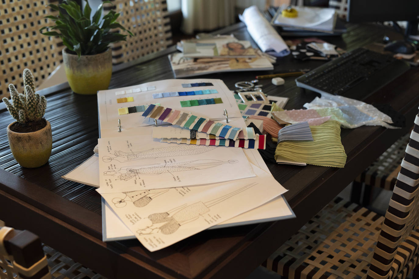 La diseñadora Rebeca Bolado, socia de la marca Apparentia, remata su trabajo como creativa de moda y complementos en la casa que comparte con su pareja, Ángel Lorenzo.