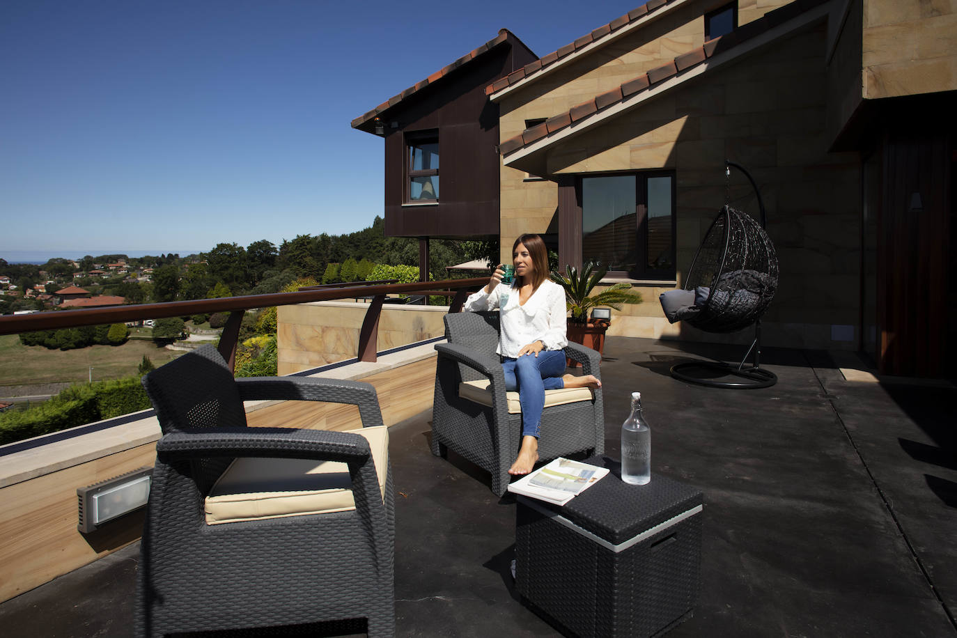 La diseñadora Rebeca Bolado, socia de la marca Apparentia, remata su trabajo como creativa de moda y complementos en la casa que comparte con su pareja, Ángel Lorenzo.